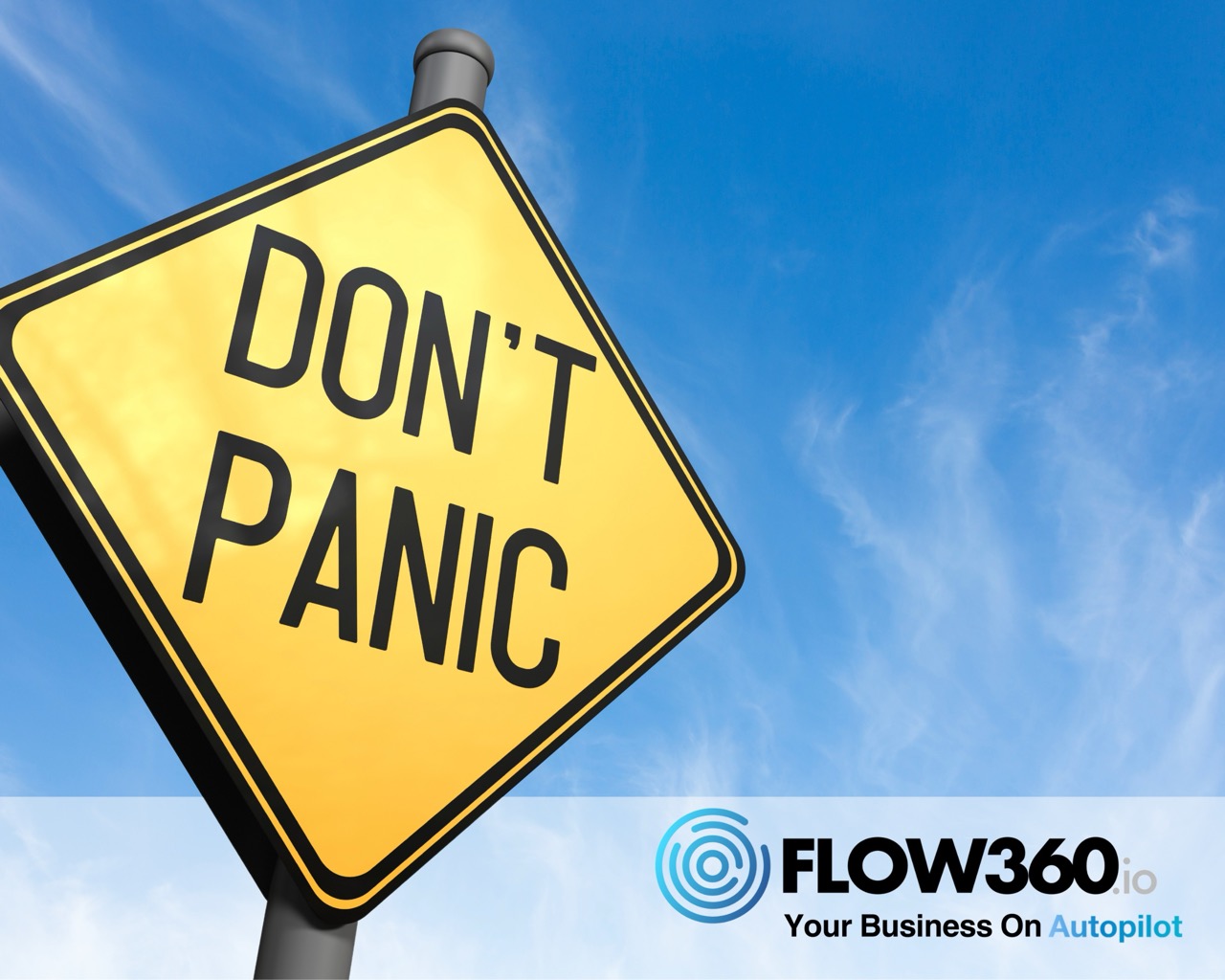 Ein Straßenschild vor blauem Himmel auf dem steht: Don´t panic