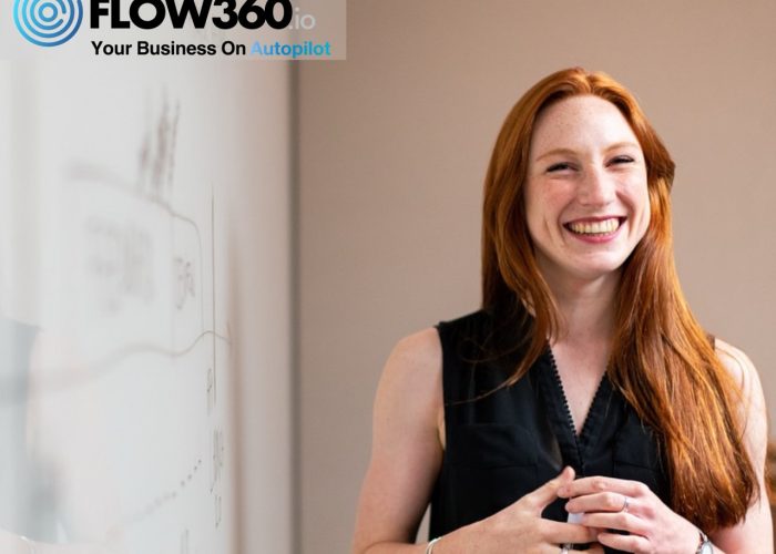 Junge Frau steht fröhlich vor einem Flipchart