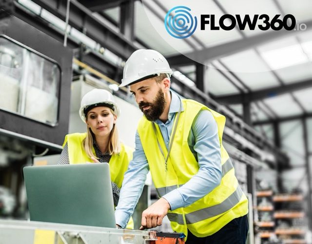 Workflow automation in der Produktion Zwei Mitarbeiter der Produktion besprechen eine Situation am Bildschirm in der Produktion