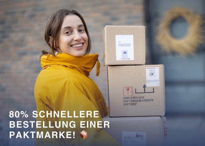 Frau in gelber Jacke trägt mehrere Pakete