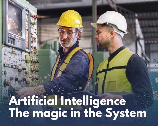 Zwei Arbeiter in einer industriellen Umgebung stehen vor einer großen, grünen Maschinensteuerung. Der ältere Mann mit gelbem Schutzhelm und Schutzweste bedient die Maschine und erklärt dem jüngeren Arbeiter mit weißem Helm und Weste etwas. Der Text „Artificial Intelligence – The magic in the System“ ist über das Bild gelegt, begleitet von goldenen und grünen Glitzereffekten.