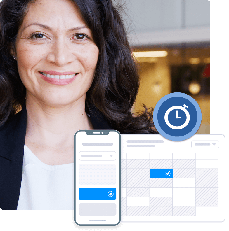 Freundlich lächelnde Geschäftsfrau mit dunklen, lockigen Haaren. Das Bild ist überlagert mit digitalen Elementen: Ein blaues Stoppuhr-Icon (Zeitmanagement), ein Smartphone-Interface mit einem blauen Button (Mobile-Funktionalität) und eine Kalenderansicht mit einem markierten Zeitblock (Planung oder Terminierung).