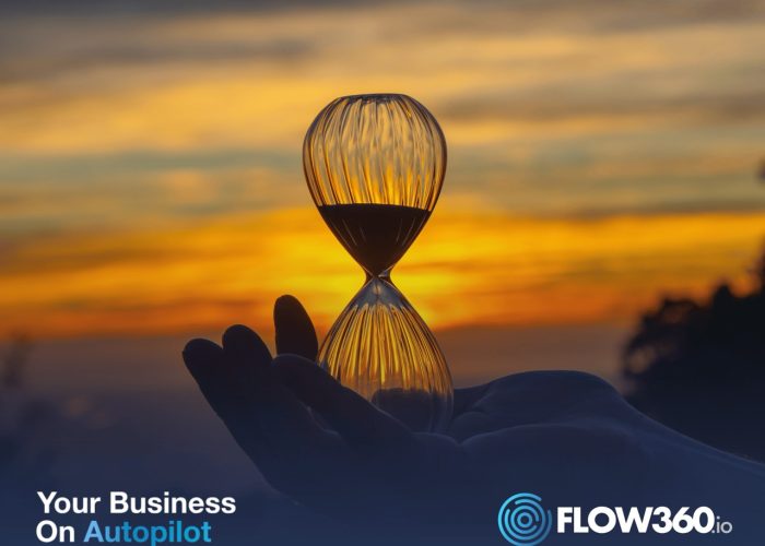 Mehr Zeit für das Wesentliche! Sand rinnt durch eine Eieruhr während die Sonne untergeht.