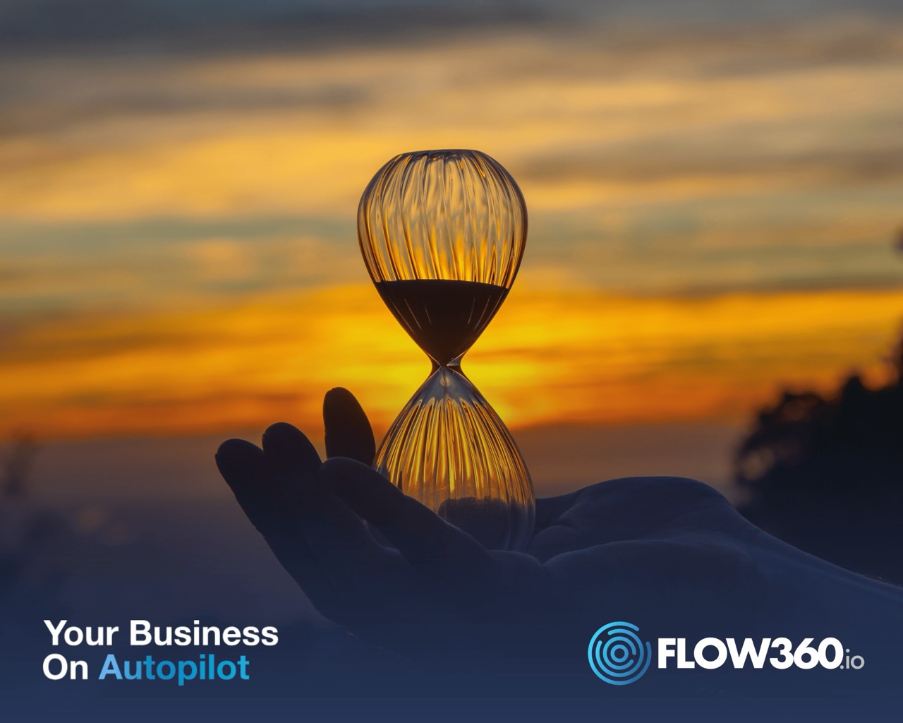 Mehr Zeit für das Wesentliche! Sand rinnt durch eine Eieruhr während die Sonne untergeht.