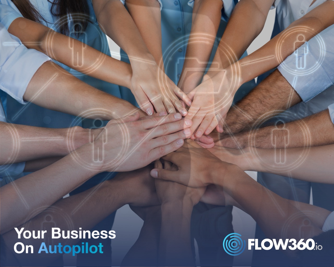 Menschlichkeit - Mehr Empathie durch Automatisierung. Viele Hände treffen sich im Mittelpunkt des Bildes als Synonym für Menschlichkeit