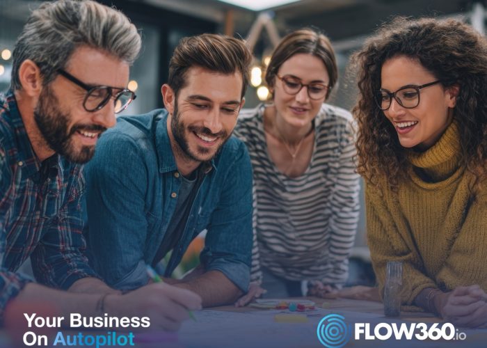 Vier Personen stehen um einen Tisch und besprechen die Optimierung von Prozessen