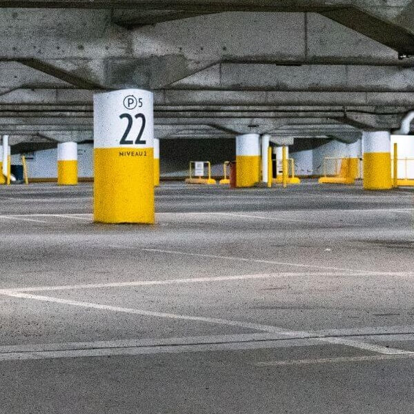 Leere Etage in einem Parkhaus